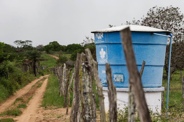 Poço do Dnocs (Departamento Nacional de Obras Contra as Secas) instalado na cidade de Estrela de Alagoas que, segundo moradores, é subutilizado. Ali está 1 de 5 poços perfurados em todo o estado pelo departamento desde 2020. Em Petrolina (PE), a instalação de poços também chama a atenção, uma vez que sozinho o município recebeu mais do que os estados de Alagoas e do Piauí somados. Estrela de Alagoas e Petrolina são redutos de líderes do centrão.
