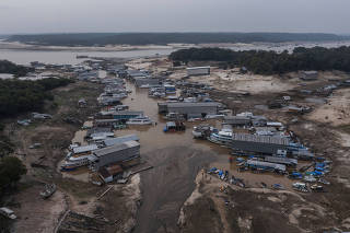Barcos e casas flutuantes encalhadas na marina do Davi, em Manaus