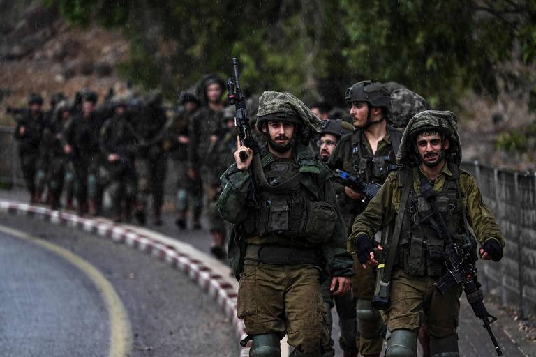Soldados de Israel durante patrulha a pé numa estrada perto da fronteira do Líbano