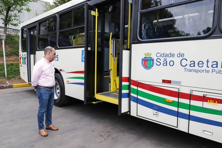 O prefeito de São Caetano, José Auricchio, ao lado de ônibus municipal
