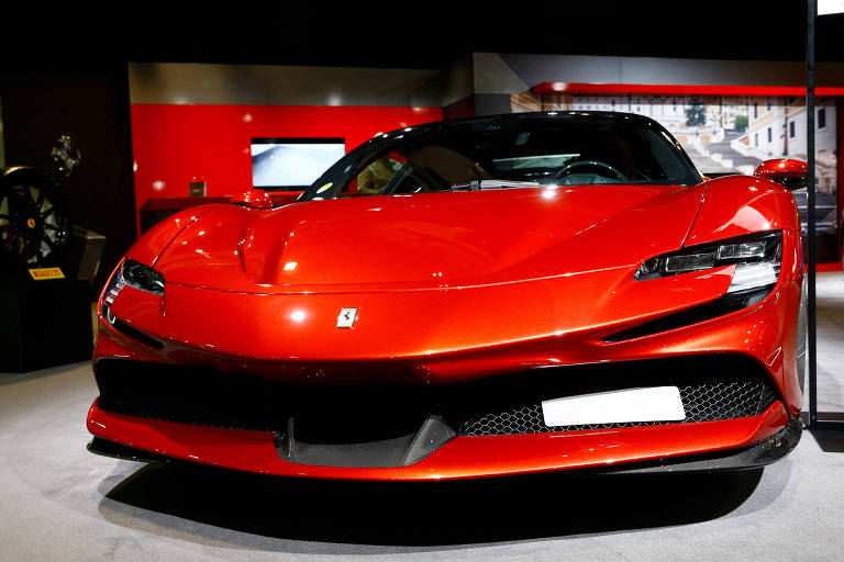 Ferrari SF90 Stradale é exibida em Salão do Automóvel em Zurique, na Suíça