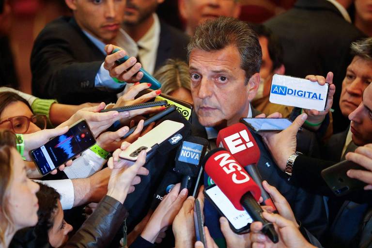 Sergio Massa, ministro da Economia da Argentina, dá entrevista cercado por microfones