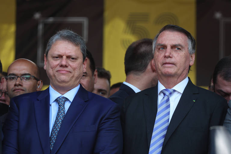Tarcísio de Freitas e Jair Bolsonaro durante evento da PM em SP