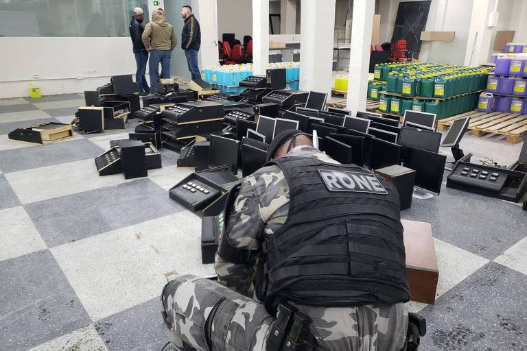 Polícia encontra cassino clandestino com rota de fuga no subsolo em Curitiba