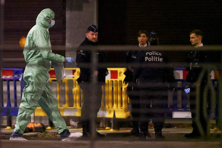 Polícia faz segurança de área onde ocorreu ataque a tiros na área central de Bruxelas, na Bélgica