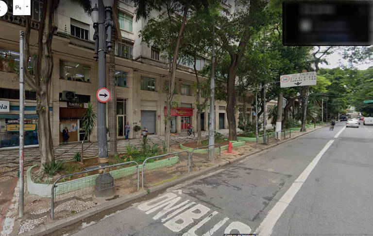 Caetano Veloso e Dedé, a primeira mulher do cantor e compositor, moraram em um apartamento no condomínio Santa Vigília, no número 43 da avenida São Luís, centro de São Paulo