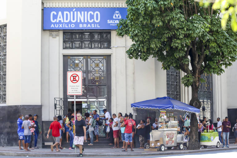 A família pode fazer o cadastro em unidades do Cras (Centro de Referência de Assistência Social), em postos de atendimento do Cadastro Único, em mutirões feitos por órgãos públicos ou em visita de entrevistadores às residências das famílias. Na foto, beneficiários fazem fila para atualizar o cadastro em Salvador, na Bahia