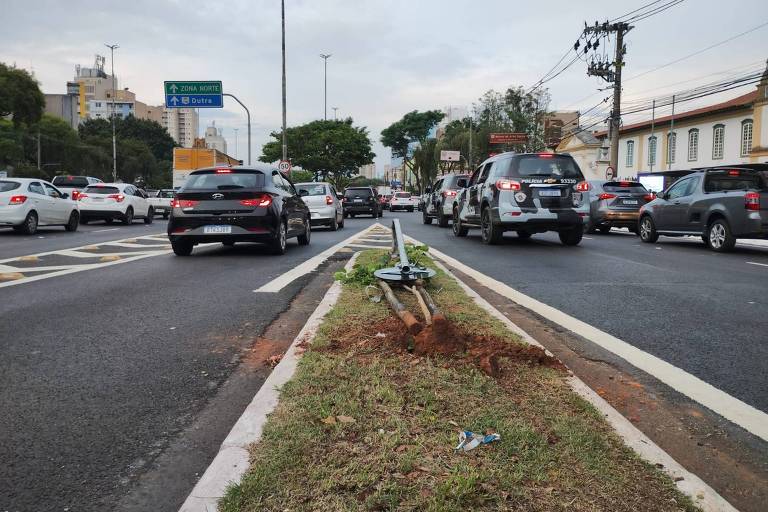 Imagem mostra placa arrancada no canteiro central da avenida Tiradentes após o acidente
