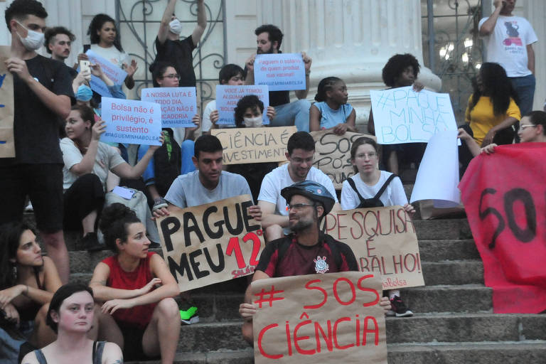 Estudantes em protesto contra bloqueio de recursos para a educação no fim do governo Bolsonaro