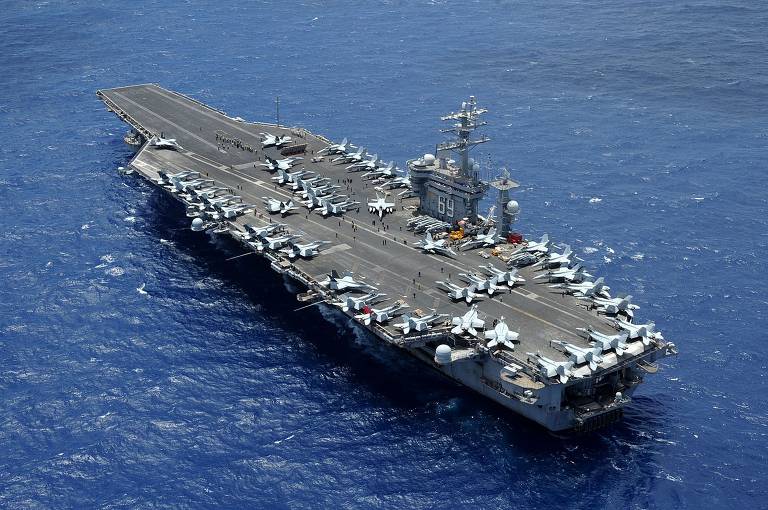 O porta-aviões USS Dwight D. Eisenhower, em águas americanas