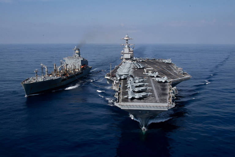 Maior porta-aviões do mundo, o USS Gerald Ford navega ao lado do navio de apoio USNS Laramie a caminho de Israel
