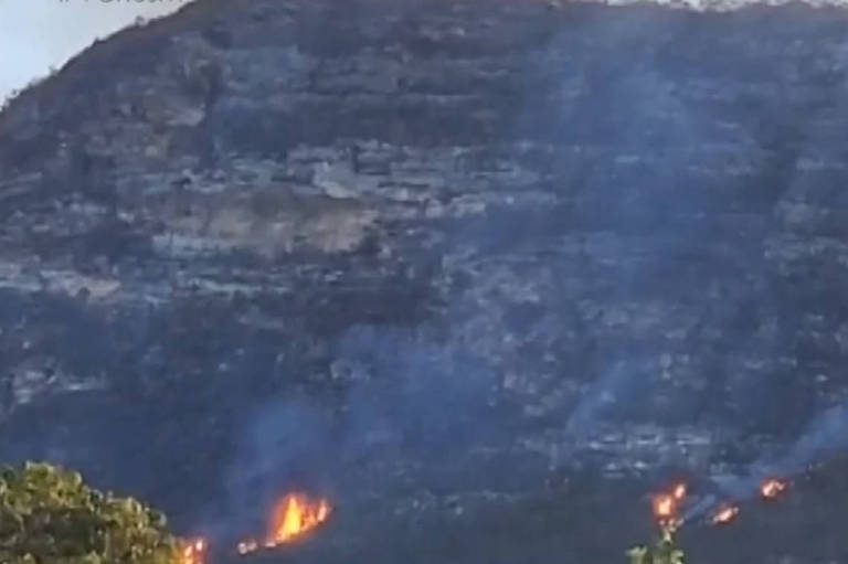Bombeiros controlam incêndios florestais na Chapada Diamantina, na Bahia