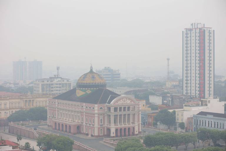 Manaus coberta de fumaça das queimadas