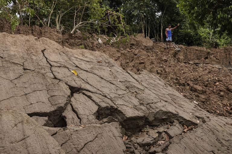 Indígenas tucunas perdem casa na beira do rio Solimões em meio à seca grave