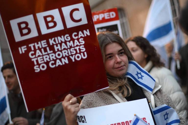 BBC é alvo de protesto na sede por evitar descrever Hamas como terroristas