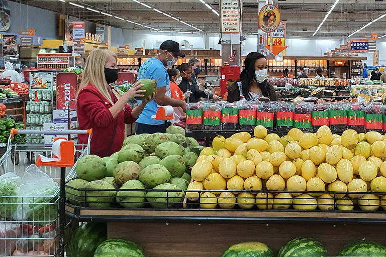 Clientes selecionam frutas em supermercado de São Paulo