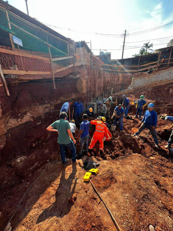 A foto mostra equipes atuando no resgate de operários soterrados durante obra em Belo Horizonte.