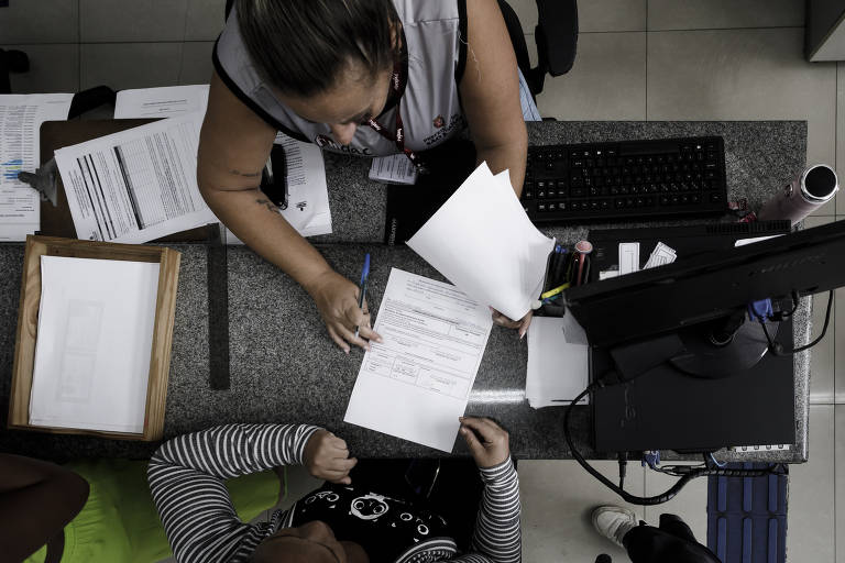 Chamado de CadÚnico, ele é voltado para quem tem renda familiar de até meio salário mínimo por pessoa, renda total familiar de até três salários mínimos ou para quem ganha mais que esses valores, mas se enquadra em algum programa que tem o cadastro como pré-requisito; na foto, beneficiária é atendida no Cras (Centro de Referencia da Assistência Social) Aricanduva, na zona leste da capital paulista