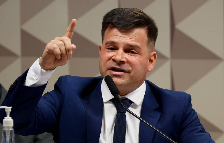 A senadora sugeriu que o ex-diretor da PRF Silvinei Vasques seja indiciado por diferentes crimes, incluindo o de impedir ou dificultar o exercício de direitos políticos; ele está preso desde agosto a pedido da Polícia Federal pelas suspeitas sobre o pleito