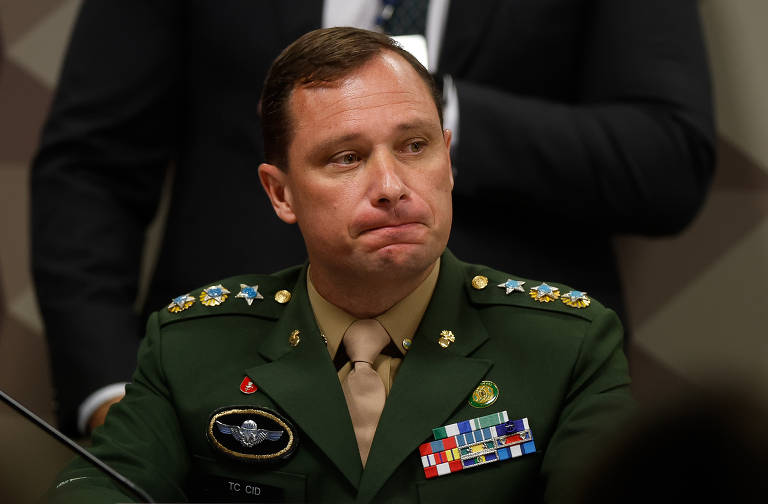 A lista de militares entre os possíveis indiciados incluiu 22 nomes só das Forças Armadas, começando pelo próprio Bolsonaro, capitão reformado do Exército, e o tenente-coronel Mauro Cid (foto), principal ajudante de ordens do ex-presidente