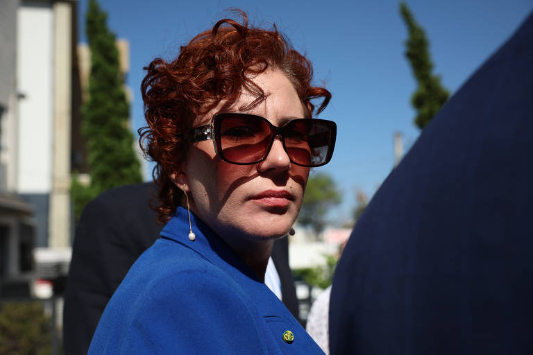 A deputada federal Carla Zambelli (PL-SP) também aparece no relatório por associação criminosa, abolição do Estado democrático e golpe de Estado; arelatora afirma que a bolsonarista difundiu informações falsas sobre as urnas eletrônicas e fez a ponte entre Bolsonaro e Delgatti