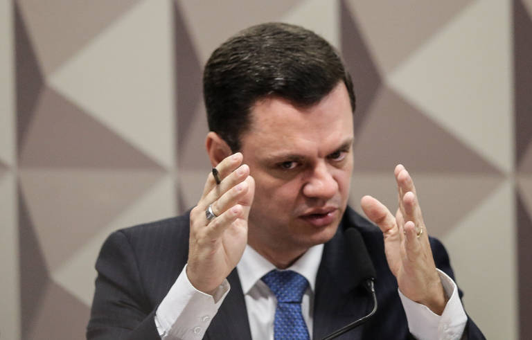 O ex-ministro Anderson Torres, que teve indiciamento sugerido; diferentes minutas golpistas circularam no entorno de Bolsonaro após a vitória de Lula (PT). Uma delas, encontrada no armário de Torres, autorizava o ex-presidente a instaurar estado de defesa na sede do TSE (Tribunal Superior Eleitoral). Outra foi localizada no celular de Cid