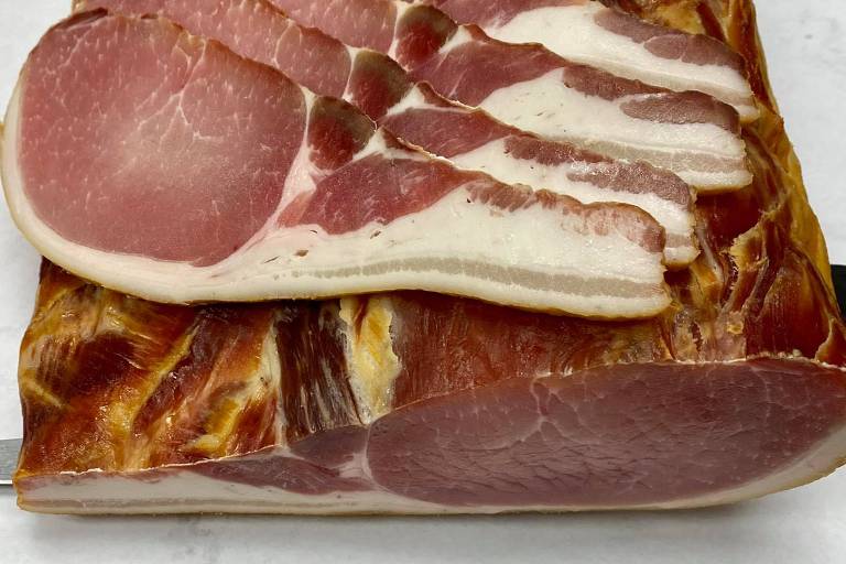 Back bacon: na Inglaterra, esse é o bacon que une um pedaço de lombo (mais largo) e outro de costela