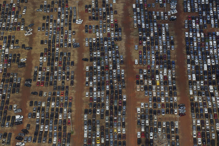 Pátio da Receita Federal lotado de carros usados por contrabandistas