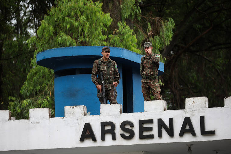 Militares aquartelados no Arsenal de Guerra de São Paulo, em Barueri