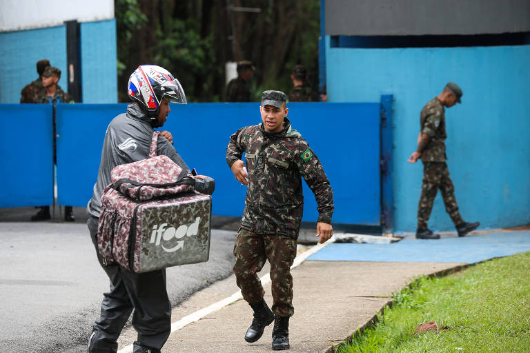 Entrega de alimentos via aplicativo a militares que estão aquartelados há uma semana no Arsenal de Guerra, em razão do furto de 21 metralhadoras