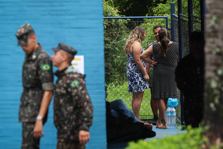 Familiares fazem visita e levam mantimentos a militares que estão aquartelados há uma semana no Arsenal de Guerra de São Paulo, em razão do furto de 21 metralhadoras