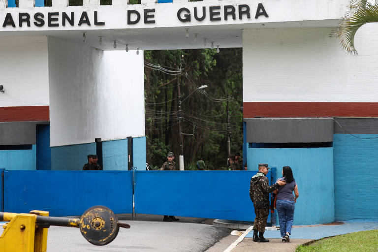 Familiares fazem visita  e levam mantimentos a militares aquartelados há uma semana no Arsenal de Guerra de São Paulo, em razão do furto de 21 metralhadoras