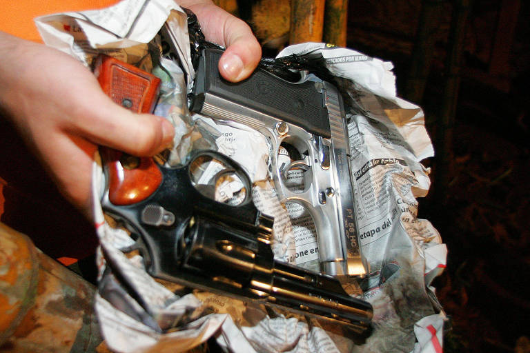 Armas e drogas são encontradas em meio a mercadorias contrabandeadas