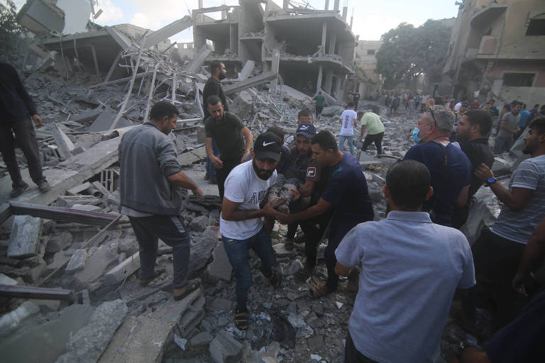 Palestinos retiram vítima de ataque de Israel à Faixa de Gaza