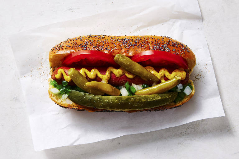 O hot dog de Chicago, feito com salsicha bovina, picles, tomate e pimentão