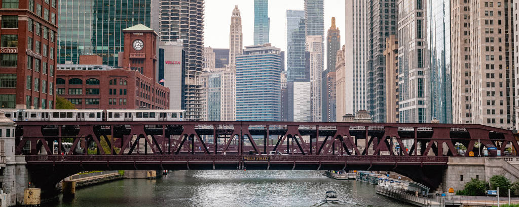 Trem cruza ponte que corta o rio Chicago, na região central da metrópole americana