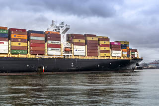 Navio cargueiro proveniente de Hong Kong carregado com contêiners
