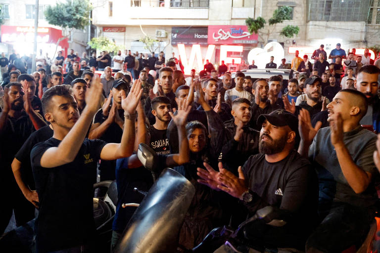 Palestinos protestam em Tubas, na Cisjordânia, após ataque a hospital em Gaza que deixou centenas de mortos