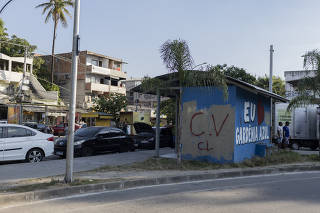 Pichações do Comando Vermelho na entrada do bairro Gardênia, na zona oeste do Rio