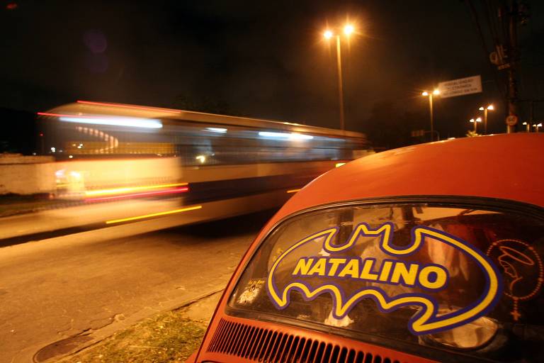 Traficante do cortejo de fuzis extorque dinheiro de motoqueiros e donos de  vans e quer cobrar por campo de futebol, Rio de Janeiro