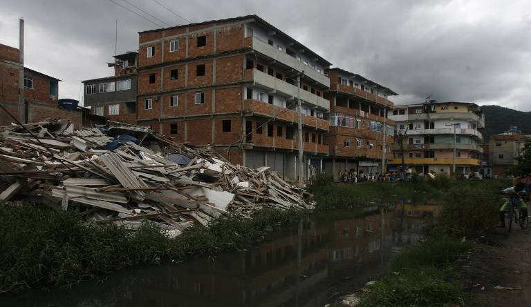 Escombros de prédio que desabou em Rio das Pedras, zona oeste do Rio. Construções irregulares são levantadas por milicianos na região, diz polícia