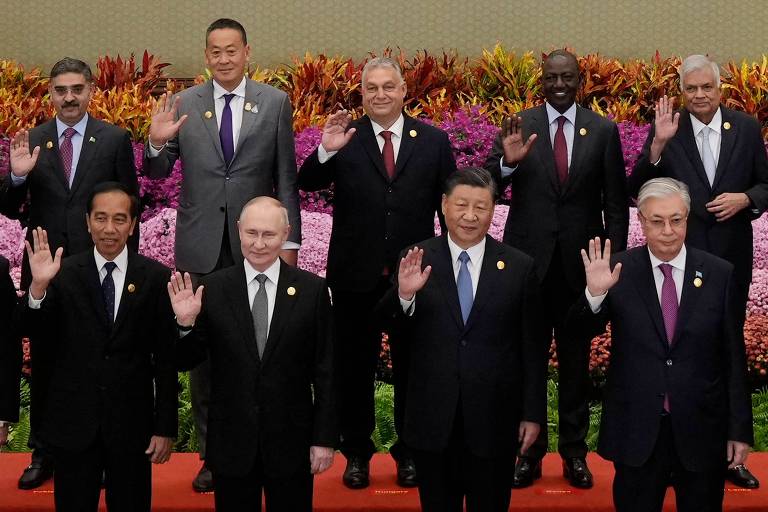 Putin posa para foto com Xi Jinping em Pequim; veja fotos de hoje