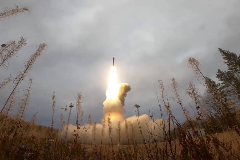 Míssil intercontinental Iars é lançado em teste na base russa de Plesetsk, em outubro passado