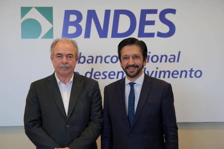 Aloizio Mercadante, presidente do BNDES, e Ricardo Nunes, prefeito de SP, após reunião sobre ônibus elétricos no RJ