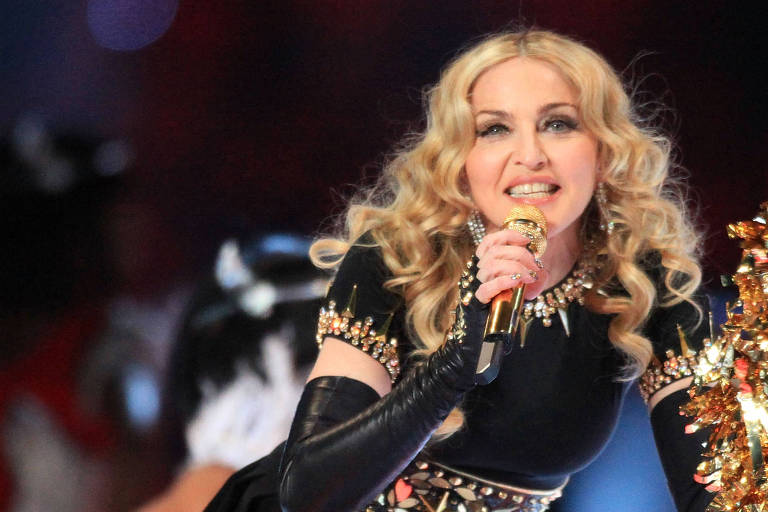 Avião exibe faixa com 'Brazil, I'm coming' em Copacabana e atiça fãs de Madonna