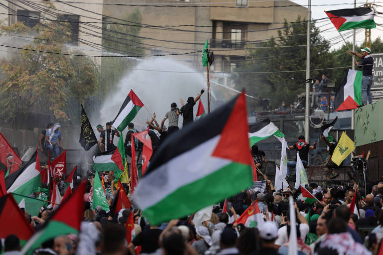 Manifestantes pró-palestinos tentam atacar a Embaixada dos EUA em Beirute