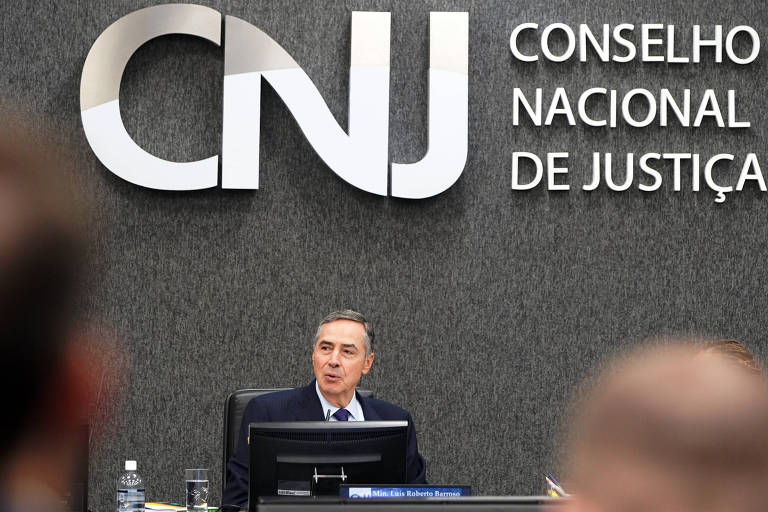 O presidente do CNJ (Conselho Nacional de Justiça) e do STF (Supremo Tribunal Federal), Luís Roberto Barroso, em sessão do órgão, em Brasília