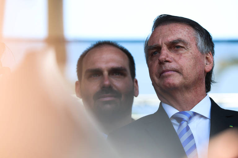 No STF, Bolsonaro enfrenta um inquérito sobre seu comportamento durante a pandemia da Covid-19; ele já foi investigado por estimular pessoas a não usarem máscaras e associar a vacina contra a doença ao desenvolvimento do HIV, o vírus da Aids