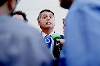 Jair Bolsonaro dá entrevista após apresentar depoimento por escrito na sede da Polícia Federal