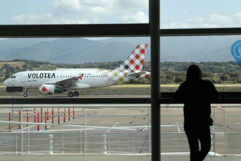 Passageiro observa aeronave em pista de aeroporto na região de Ajaccio, na França